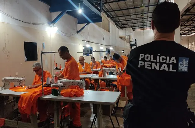 MS economiza R$ 1,1 milhão com internos produzindo uniformes nos presídios