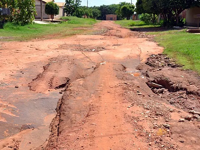 Prefeitura não consegue pedras para cascalhar ruas esburacadas e situação só piora nos bairros