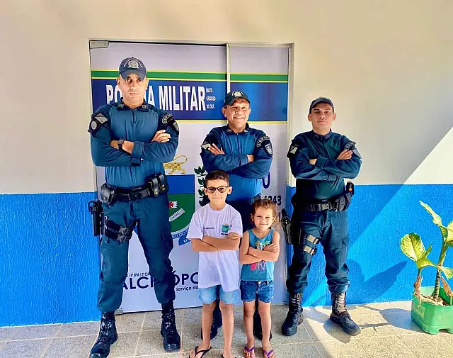 Polícia Militar de Alcinópolis homenageia fã da PM