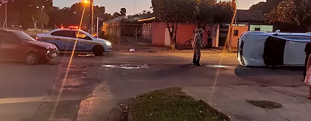 Caminhonete chega capotar em acidente com Fiat Uno na Vila Fragelli