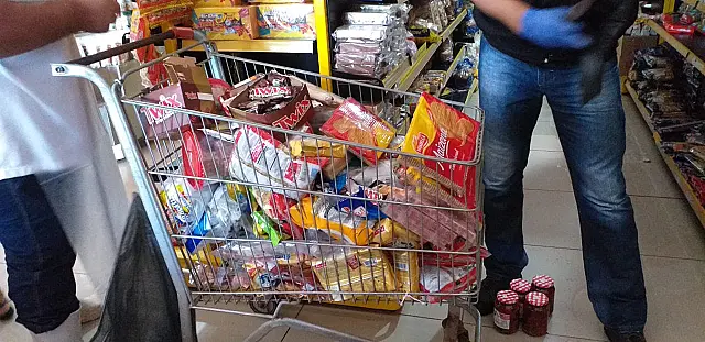 Procon encontra mais de mil latas de cerveja vencida à venda em cidade de MS