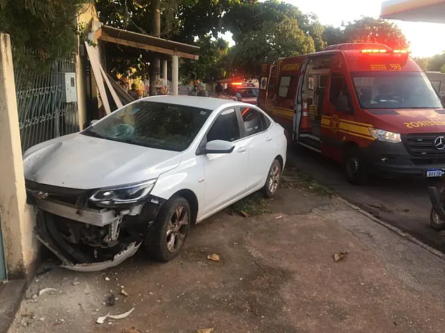 Carro desgovernado sobe em calçada e atinge mãe e filha