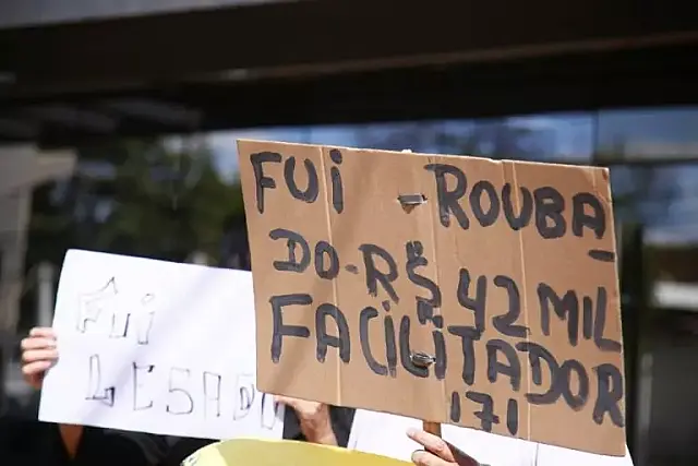 Casal perde carro e é humilhado após contratar empresa para reduzir juros