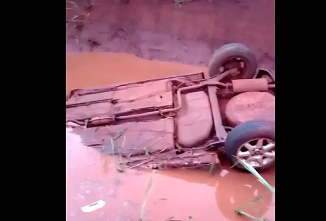 Criança morre afogada após carro cair em valeta