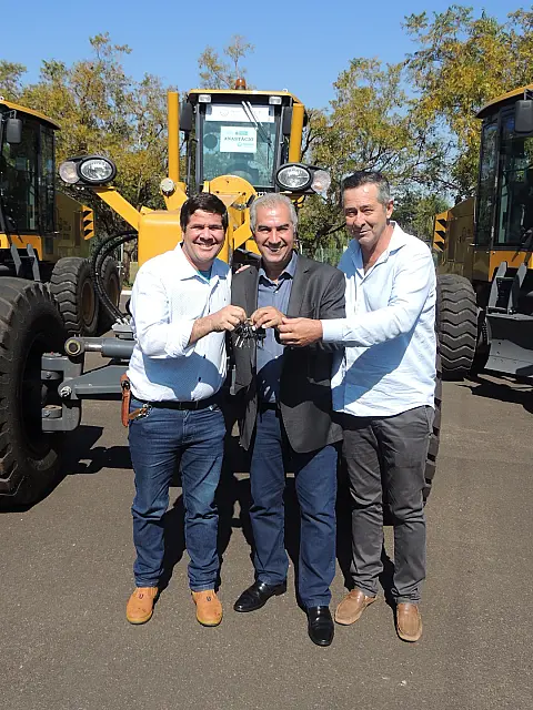 Anastácio ganha motoniveladora para manutenção de estradas vicinais