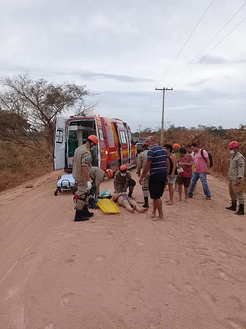 Queda de motocicleta mobiliza corpo de bombeiros na estrada do Pulador