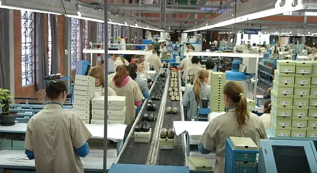 Desemprego cai para 6,4% entre julho e setembro, diz IBGE