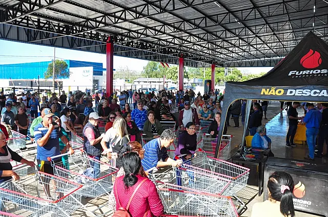Essencial Atacado abre com cerca de 400 consumidores na porta em Anastácio