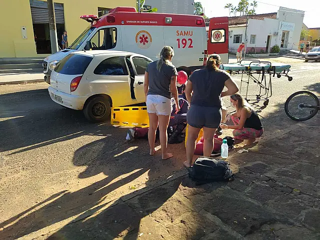 Colisão entre carro e bicicleta deixa adolescente ferido