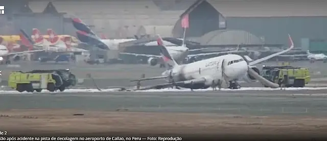 Avião bate em caminhão e pega fogo no Peru