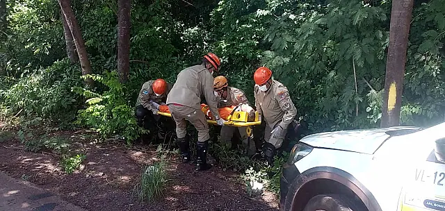 Caminhonete que rebocava veículo atropela trabalhador às margens da BR-262