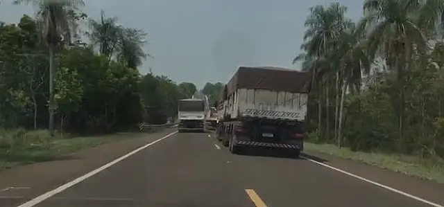 Caminhão 'pega' 115 km/h, tenta ultrapassagem proibida e assusta condutores na BR-262