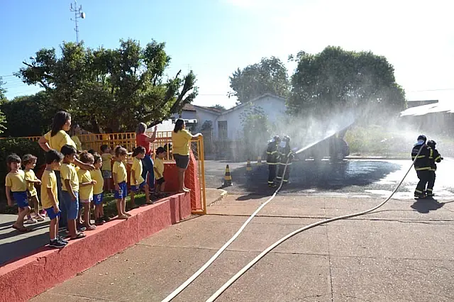 Crianças de Anastácio têm aula prática com o Corpo de Bombeiros
