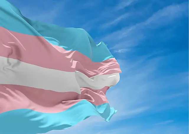 Defensoria contesta e município altera edital para pessoa trans fazer inscrição