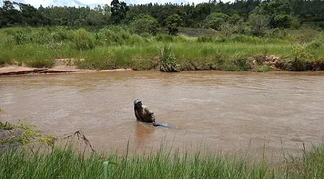 PMA fecha e autua mineradora que extraía areia ilegalmente do leito de córrego