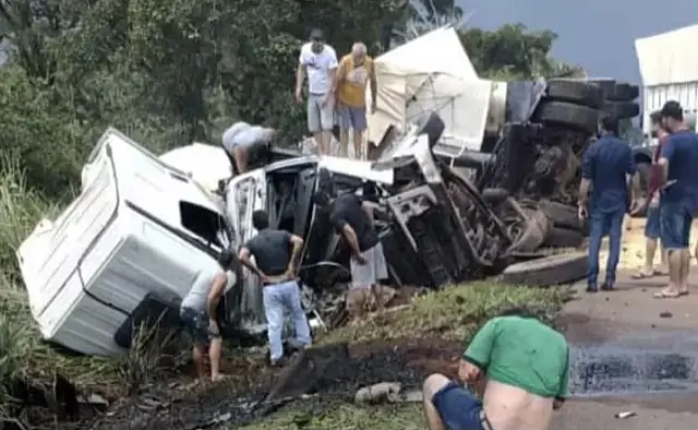 Colisão entre carretas e caminhonete deixa feridos na BR-163