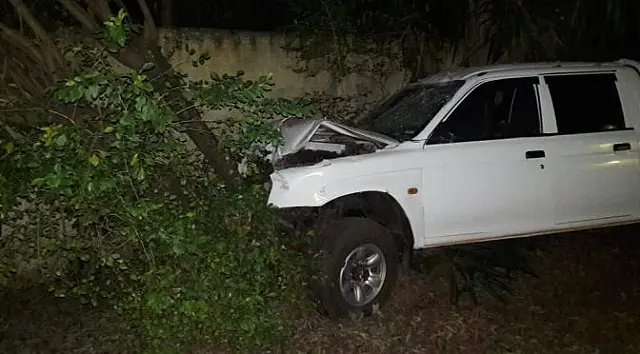 Sem CNH, homem destrói entrada de pousada com caminhonete em Bonito
