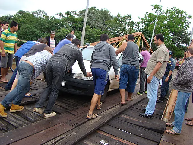 Acidente interrompe trânsito na Ponte Velha