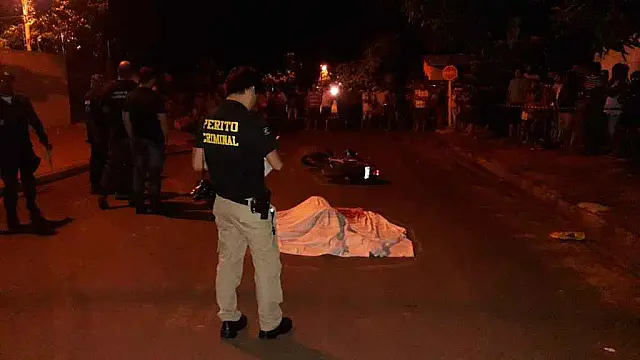 Professora morre ao ser atropelada por carreta