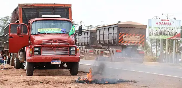 Caminhoneiros queimam pneu e iniciam protesto na saída para Sidrolândia