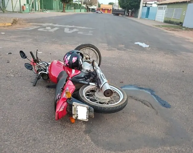 Motociclista é socorrido em estado grave após colisão com camionete