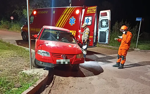 Motorista sem CNH sobe na calçada, atinge placa e atropela homem em Ladário