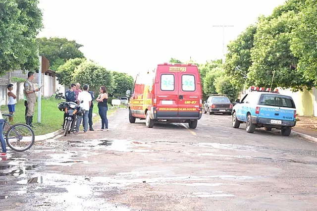 Acidente entre carro e moto deixa mulher ferida no Centro de Anastácio