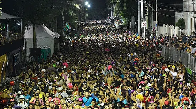 Domingo de roda de samba e de "cibalenar" em Corumbá