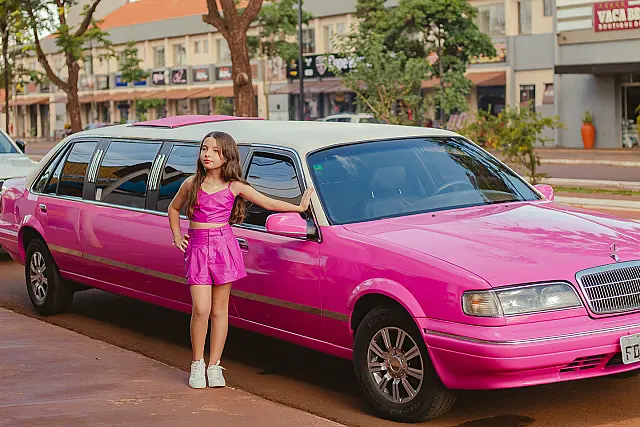 Adolescente troca festa de aniversário para passeio em relíquia rosa por MS