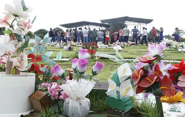 Em clima de tristeza, amigos e familiares se despedem de piloto e do advogado Marco Túlio