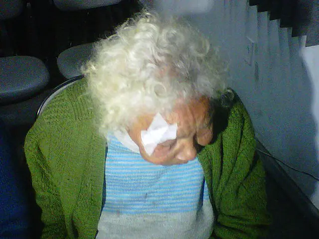 Idosa de 92 anos reage e bate de tamanco em assaltante
