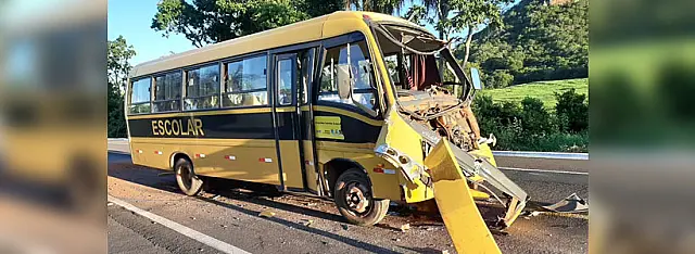 Ônibus escolar de Anastácio bate na traseira de caminhão na 262 e motorista tem escoriações