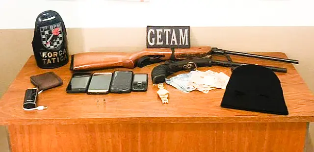 PM prende dupla que usou armas para roubar e agredir clientes de bar em Anastácio