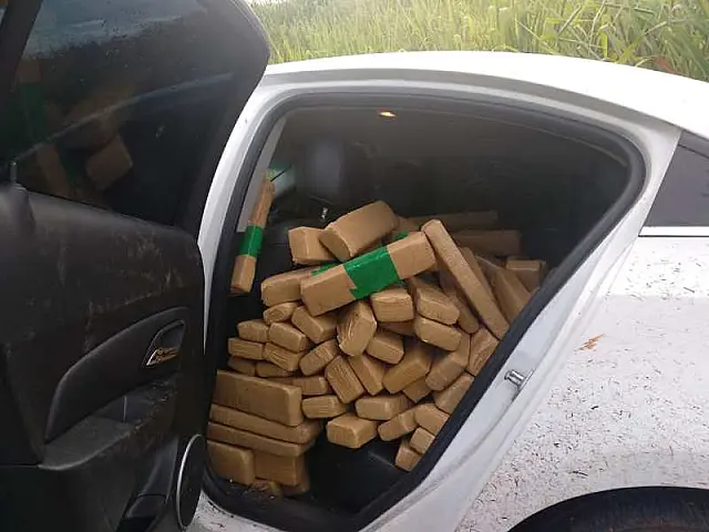 PRF apreende 577 kg de maconha em veículo roubado