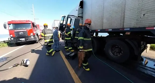 Motorista de carreta se distrai com celular e morre ao colidir em traseira de caminhão