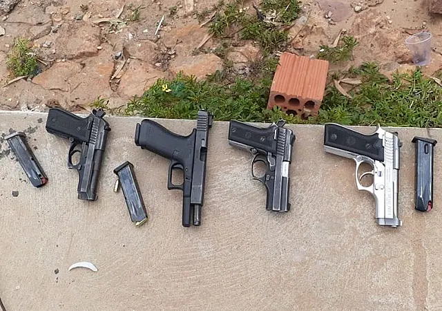 Após denúncia, Choque encontra arsenal de armas em apartamento em Campo Grande