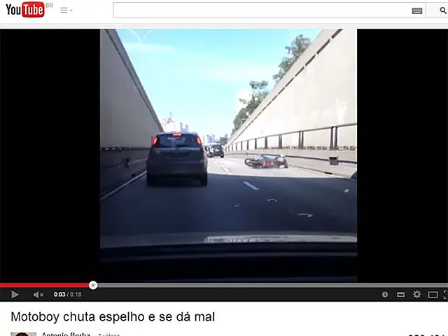 Vídeo mostra motoqueiro caindo após chutar carro em túnel