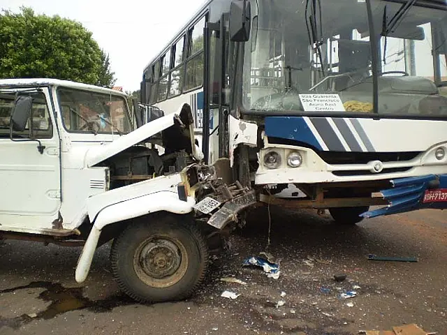 Colisão entre ônibus e caminhonete deixa três feridos