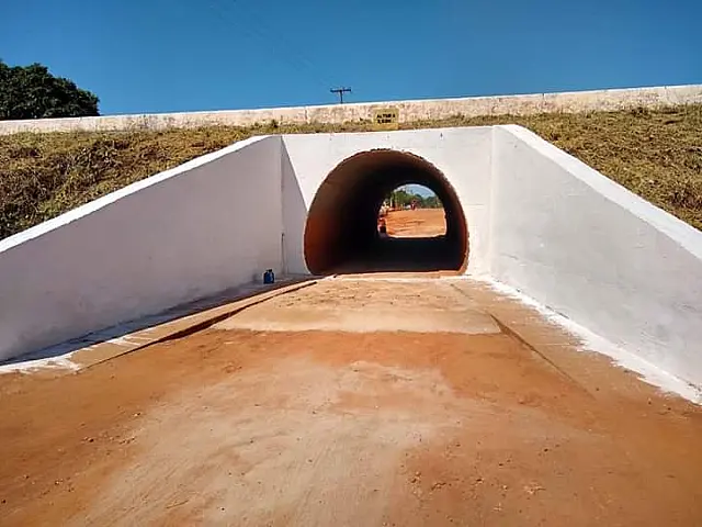 Após reclamação de moradores e reportagem do Jornal O Pantaneiro, Prefeitura de Anastácio melhora túnel