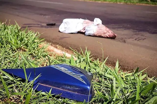 Motociclista morre após colidir com carreta estacionada em avenida da Capital