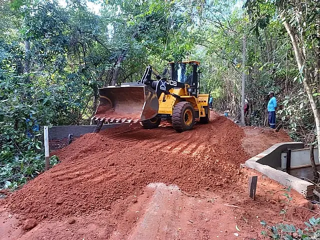 Prefeitura troca ponte de madeira por tubulação de concreto em Piraputanga