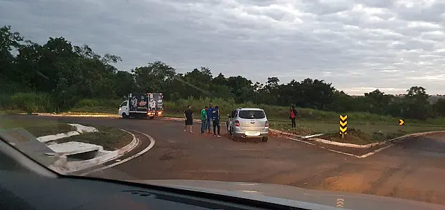 Carros colidem no Trevo de Dois Irmãos e causa susto em motoristas que passavam pelo local