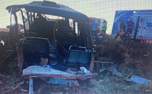 Motorista tenta fugir de pedágio, provoca acidente e dois ficam presos nas ferragens
