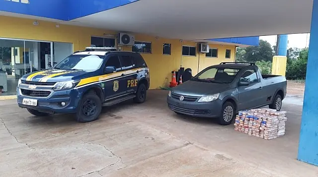 Mulher é presa e diz que comprou carro e não sabia que droga estava escondida