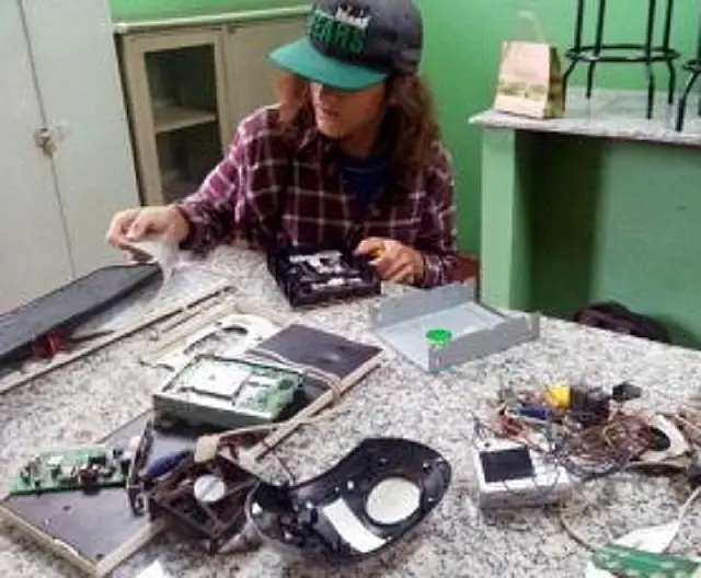 Alunos transformam lixo eletrônico em robôs em escolas de MS