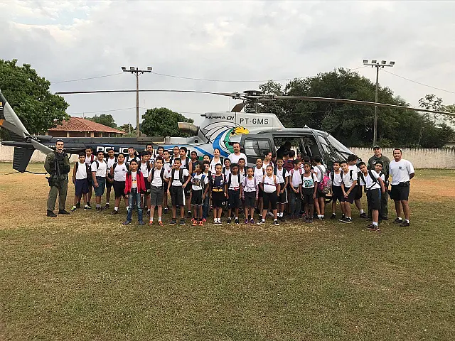 Crianças da Patrulha Mirim recebem a visita de integrantes do Grupo de Patrulhamento Aéreo