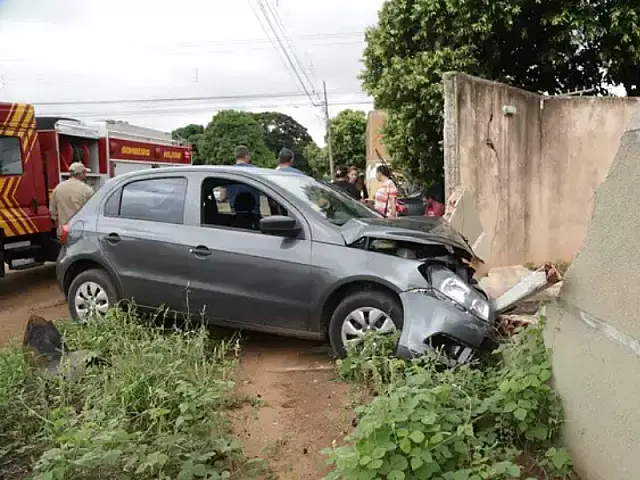 Veículo bate em muro de residência em Campo Grande