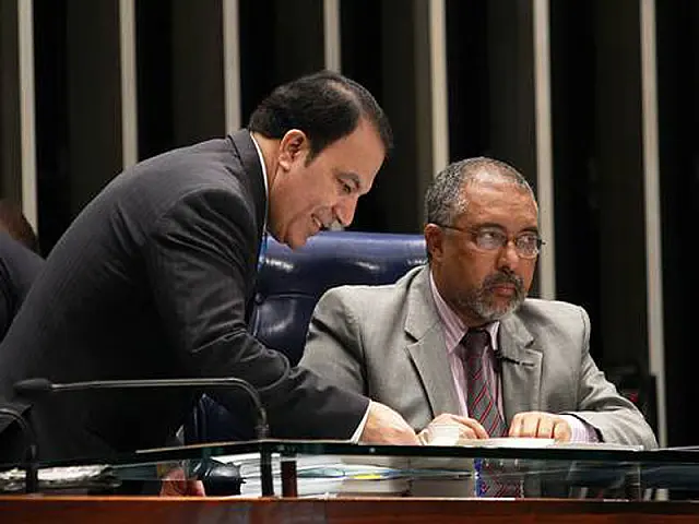 Senado explica salário de R$ 14 mil para garçons