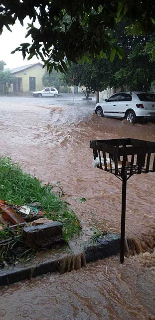 Moradores denunciam descaso da prefeitura com saneamento básico no Jardim Campanário