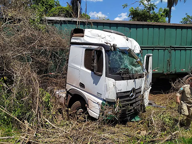 Motorista perde controle da direção, sai da pista com carreta na BR 419